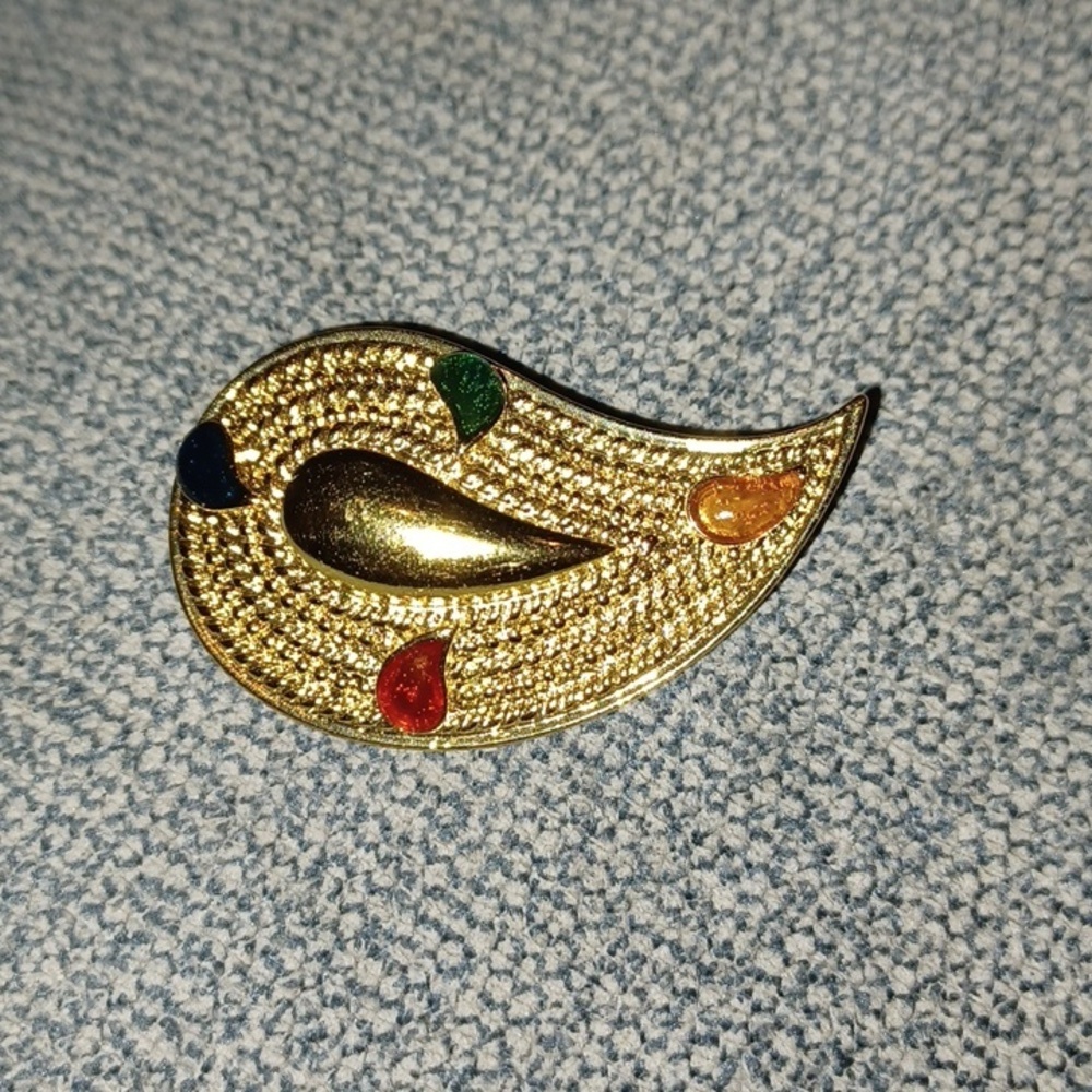 Avon Paisley Colors Gold Tone Brooch 1986, 1.5x2"